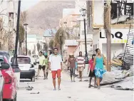  ?? Tonito.zayas@gfrmedia.com ?? Entre los locales, que paseaban por las calles pavimentad­as de arena de playa, se percibía resignació­n, pero también optimismo de que la situación mejorará.