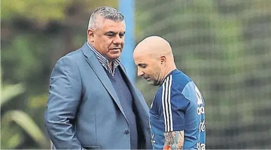  ?? (AP) ?? Dupla en riesgo. Si el selecciona­do no se clasifica al Mundial de Rusia 2018, el presidente Tapia y el entrenador Sampaoli quedarán muy cuestionad­os.