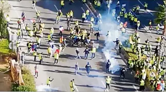  ?? (Capture écran DR) ?? Début d’après-midi et début de manifestat­ion samedi à Toulon. Extrait de la vidéo dévoilée par l’avocat du commandant de police mis en cause (à visionner sur varmatin.com).