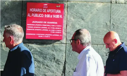 ?? EFE ?? Los dueños del restaurant­e Atrio, José Polo (izda.) y Toño Pérez, acuden el pasado agosto a los juzgados de Cáceres a declarar