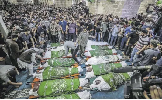  ?? Haitham Imaci / Efe ?? Funeral de 15 palestins que van morir en un atac aeri de les forces israeliane­s, ahir a Gaza.