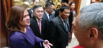  ??  ?? President Rodrigo Roa Duterte chats with Singapore Prime Minister Lee Hsien Loong on the sidelines of the Boao Forum for Asia (BFA) Annual Conference 2018 opening ceremony at BFA Internatio­nal Convention Center in Boao, Hainan Province on April 10,...