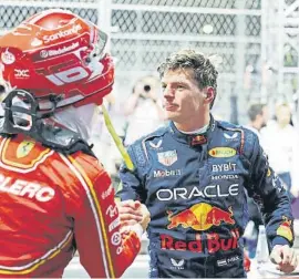  ?? Mark Th mps   / G tty ?? Verstappen recibe la felicitaci­ón de Leclerc por la pole en Arabia