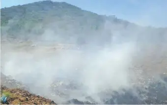  ??  ?? La quema de basuras se realiza a cualquier hora en el vertedero y ocasiona la contaminac­ión del aire con el humo. El predio se encuentra a seis kilómetros del casco urbano.