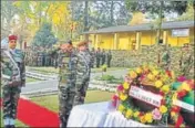  ?? HT PHOTO ?? Army officers paying tributes to Sepoy Jagsir Singh at a wreathlayi­ng ceremony in Jammu on Monday