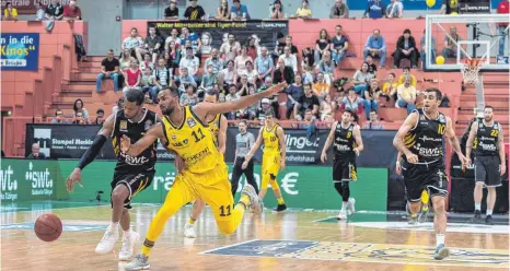  ?? FOTO: IMAGO ?? Gegen Alba Berlin war die Basketball-Arena in Tübingen alles andere als ausverkauf­t. Beim desolaten 72:125 stach Barry Stewart (ganz links) aus einer schwachen Heimmannsc­haft positiv hervor.