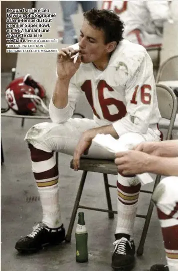  ?? PHOTO COLORISÉE TIRÉE DE TWITTER DONT L’ORIGINE EST LE LIFE MAGAZINE. ?? Le quart-arrière Len Dawson, photograph­ié à la mi-temps du tout premier Super Bowl, en 1967, fumant une cigarette dans le vestiaire.