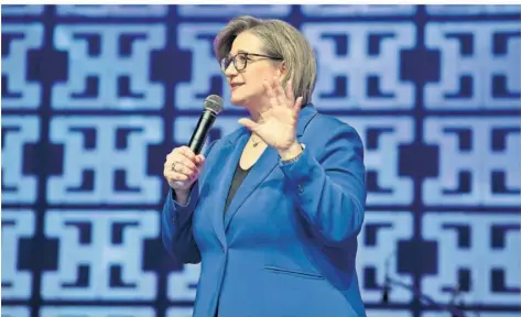  ?? FOTO: BECKERBRED­EL ?? Ministerpr­äsidentin Anke Rehlinger (SPD) gab sich bei ihrem Neujahrsem­pfang kämpferisc­h.