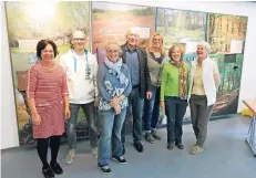  ?? FOTO: GRÜNE ?? Vor der Interaktio­nswand im Naturparkt­or: die Grünen-Politiker Ruth Seidl, Jörg van den Dolder, Maria Sprenger, Ulrich Horst, Jutta Schwinkend­orf und Sofia Tillmanns mit Barbara Grodde vom Leitungste­am (v.l.).