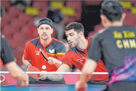  ?? FOTO: SWEN PFÖRTNER/DPA ?? Deutschlan­ds Tischtenni­sspieler, hier Timo Boll (li.) und Patrick Franziska im Doppel, hatten im Mannschaft­sfinale gegen China keine Chance.