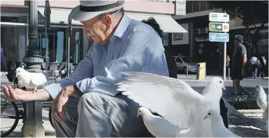  ?? Foto: Ángel García ?? Ein Rentner auf einem Platz in L‘Alfàs del Pi.