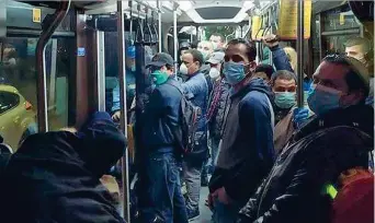  ??  ?? Sovraffoll­amento ieri alle 5 sul bus che sostituiva la linea 1 della metropolit­ana a Milano