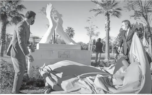  ?? JUAN CARLOS VÁZQUEZ ?? Juanma Moreno y el entonces alcalde de Sevilla y actual secretario general del PSOE-A, Juan Espadas, inauguran la escultura de homenaje a los sanitarios en Sevilla.
