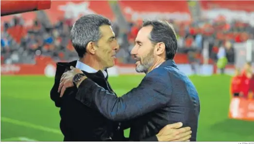  ?? LA OTRA FOTO ?? Juan Ramón Muñiz charla con Vicente Moreno antes del partido.