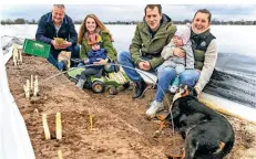  ?? FOTO: NOP ?? Karl Goetzens (v.l.), seine Tochter Josi Feegers mit Enkel Anton, Sohn Bernd mit seiner Frau Meike Goetzens und Winnie-Lou sowie Hund Kelly.