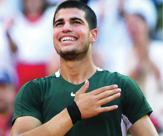  ?? JESÚS G. FERIA ?? Carlos Alcaraz celebra su triunfo ante Novak Djokovic en las semifinale­s del Mutua Madrid Open