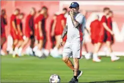  ?? ?? Sampaoli en la vuelta de los entrenamie­ntos del Sevilla.