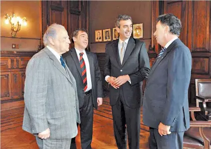  ?? DYN ?? Camaristas. Randazzo con los miembros de la Cámara Nacional Electoral que ayer voltearon el tope.