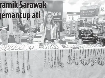  ??  ?? BERANI NGUJI: Helena ba palan dagang manik seramik Sarawak ke dibuka iya di sebengkah kedai besai di Kota Samarahan.