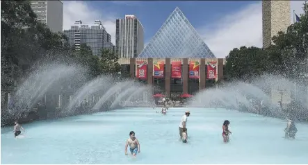  ?? JOHN LUCAS/FILES ?? The fountains at City Hall are a cheap place for families to enjoy summer days together.