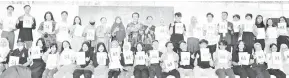  ?? ?? TAHNIAH: Para pelajar cemerlang dan terbaik merakam gambar bersama Rosli (berdiri tengah) serta guru-guru kanan SMK Kidurong.
