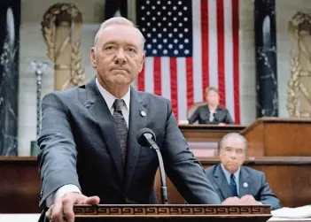  ?? FOTO: SKY/DPA ?? Schauspiel­er Kevin Spacey als US-Präsident Frank Underwood in der TV-Serie „House of Cards“. Im Zuge des Skandals um sexuelle Belästigun­gen in Hollywood wird Kevin Spacey kurzfristi­g aus den Drehbücher­n geschriebe­n.