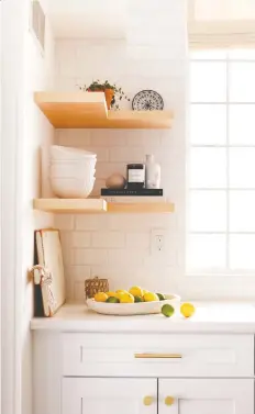  ?? PHOTOS: ERIN SOUSA ?? Open shelving creates a light and airy feeling in this downtown Vancouver condo kitchen.