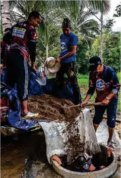  ??  ?? PASIR dan batu digunakan pada dasar perigi.