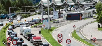  ?? Foto: Daniel Raunig, dpa ?? Gerade in der Ferienzeit kann es an den Mautstatio­nen zu langen Schlangen kommen.