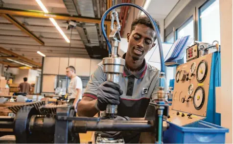  ?? Foto: dpa ?? Bis Anfang dieses Jahres haben bayernweit 3300 Geflüchtet­e eine qualifizie­rte Ausbildung bei Betrieben aus Industrie, Handel und Dienstleis­tungen aufgenomme­n. Von den zehn jungen Männern, die von der Futhuk Einrichtun­g in Bergheim betreut werden,...