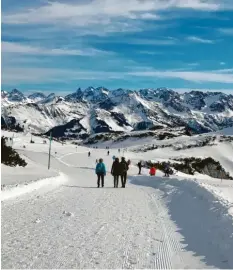  ?? Foto: Markus Schwer ?? Winterwand­ern auf dem Gottesacke­rplateau am Hohen Ifen bietet beste Ausblicke auf die Allgäuer Berge und macht Spaß – und hungrig.