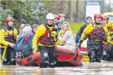  ?? FOTO: BEN BIRCHALL/DPA ?? Spenden sammeln „Die Brückenbau­er“in Ravensburg zur Hilfe für die Betroffene­n in der betroffene­n Partnersta­dt in Wales.