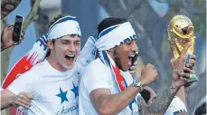  ?? FOTO: DPA ?? Werden sie bald Mitspieler? Stuttgarts Benjamin Pavard (links) und Münchens Corentin Tolisso feiern mit Frankreich den WM-Titel.