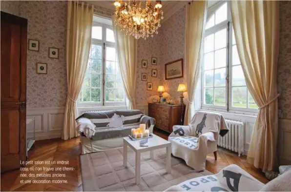  ??  ?? Le petit salon est un endroit cosy, où l’on trouve une cheminée, des meubles anciens et une décoration moderne.