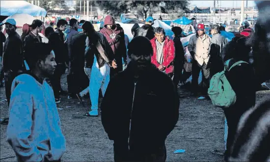  ?? GUILLERMO ARIAS / AFP ?? Migrantes centroamer­icanos en uno de los refugios improvisad­os en Tijuana, la ciudad mexicana en la frontera con EE.UU.