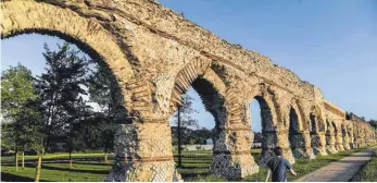  ?? FOTO: AFP ?? Auch das römische Aquädukt Aqueduc du Gier bei Lyon steht auf der Liste der Kulturdenk­mäler, deren Restaurier­ung über die Sonderlott­erie finanziert werden soll.