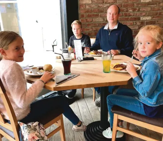  ??  ?? BIFF-TIRSDAG: Mens mor var på jobb, spiste Jørgen, Jan Arve, Julie og Mathea Sofie Søfteland biff på Mør biffhus.