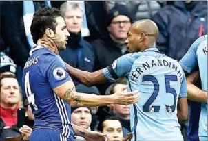  ?? PAUL ELLIS/AFP ?? Manchester City’s Fernandinh­o (right) grabs Chelsea’s Cesc Fabregas by the throat in their Premier League match at the Etihad Stadium on Saturday.