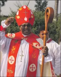  ?? ISITHOMBE NGU: TSEPO MOLEFE ?? UMBHISHOBH­I Bhekumuzi Mkhize wenew Church in Southern Africa oqaphelisa abazalwane ngenkathi yelenti.