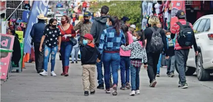  ??  ?? Calle Cuarta abarrotada debido a las compras navideñas