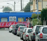  ??  ?? Semaforo rosso La 17enne ha superato le sbarre chiuse