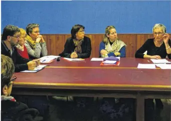  ??  ?? Assemblée générale du Comité de Jumelage présidée par Jacqueline Calbris, à droite.