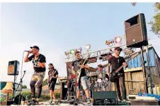  ?? FOTO: VERANSTALT­ER ?? Die Gruppe „Alfred Johnson“spielt beim Martinsroc­k in Straelen. Sie setzte sich im Bandwettbe­werb durch.