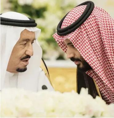  ?? Foto: dpa/Saudi Press ?? Saudi-Arabiens König Salman (l.) während einer Kabinettss­itzung mit Kronprinz Mohammed bin Salman
