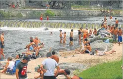  ?? FOTOS: TELAM ?? CORDOBA. El buen tiempo permitió que los lagos se llenen de gente.