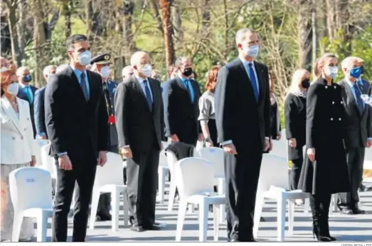  ?? CHEMA MOYA / EFE ?? El rey Felipe y la reina Letizia, junto al presidente del Gobierno, Pedro Sánchez, ayer el acto de Estado de reconocimi­ento a a las víctimas del terrorismo.