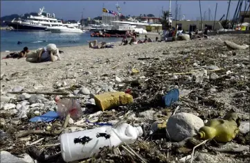  ?? (Photo archives Franck Fernandes) ?? Les déchets plastiques sur le littoral et dans l’eau : un fléau qui ne date pas d’hier en Méditerran­ée.