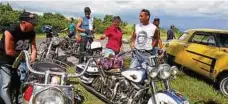  ??  ?? Entspannte Rast der Motorradfr­eaks aus fünf Ländern während der Tour zum Che-guevara-mausoleum. IMAGES/AFP/ALBERTO ROQUE