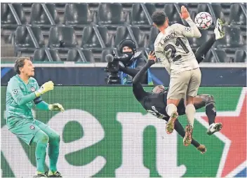  ?? FOTO: AP ?? Breel Embolo erzielte in der Nachspielz­eit der ersten Halbzeit gegen Schachtjor Donezk ein Traumtor und ließ dem gegnerisch­en Torhüter dabei keine Chance.