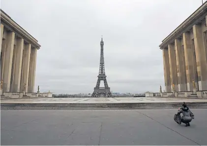  ?? AFP ?? Vacío. Las restriccio­nes en París y otras ciudades se extenderán durante dos semanas, al menos.